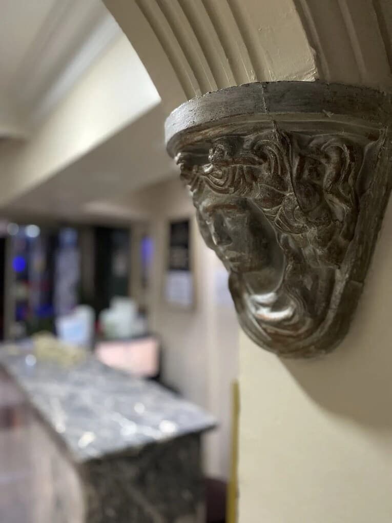 Lobide el işçiliğiyle yapılmış dekoratif korniş detayı